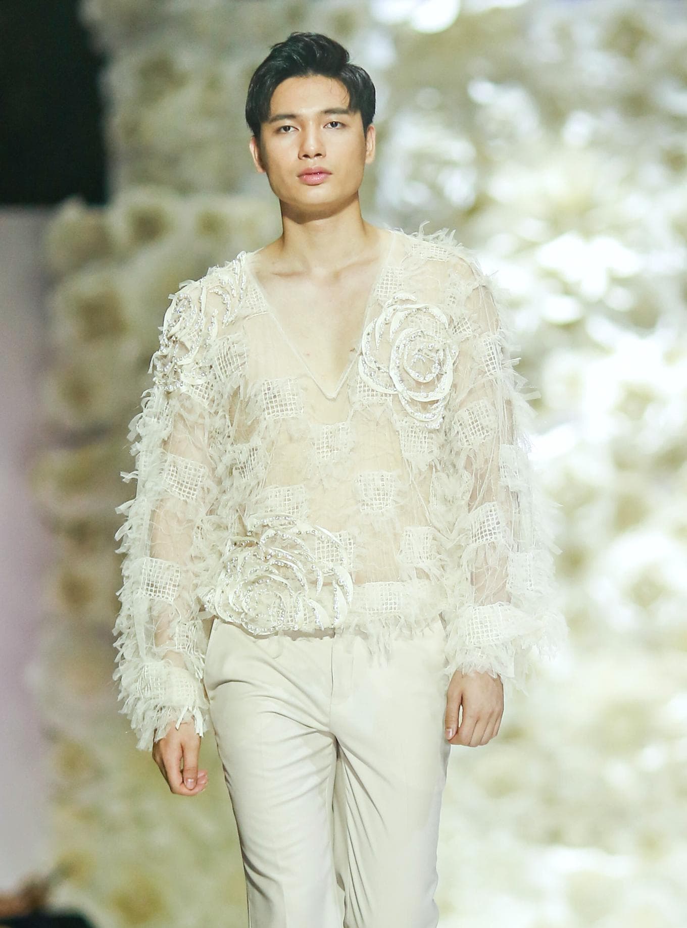 ÁO TOP REN TRẮNG KEM CÓ ĐÍNH HOA.