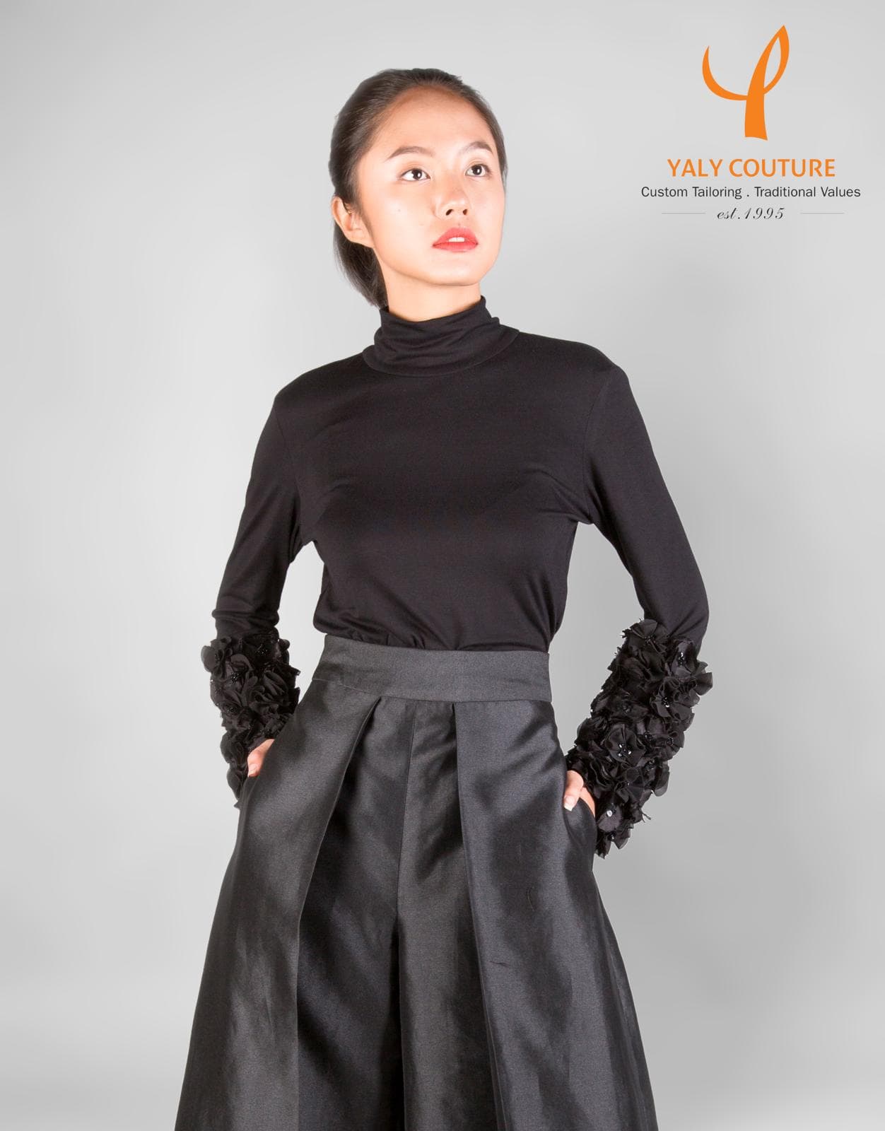 ÁO THUN TAY DÀI TRANG TRÍ HOA VÀ CƯỜM