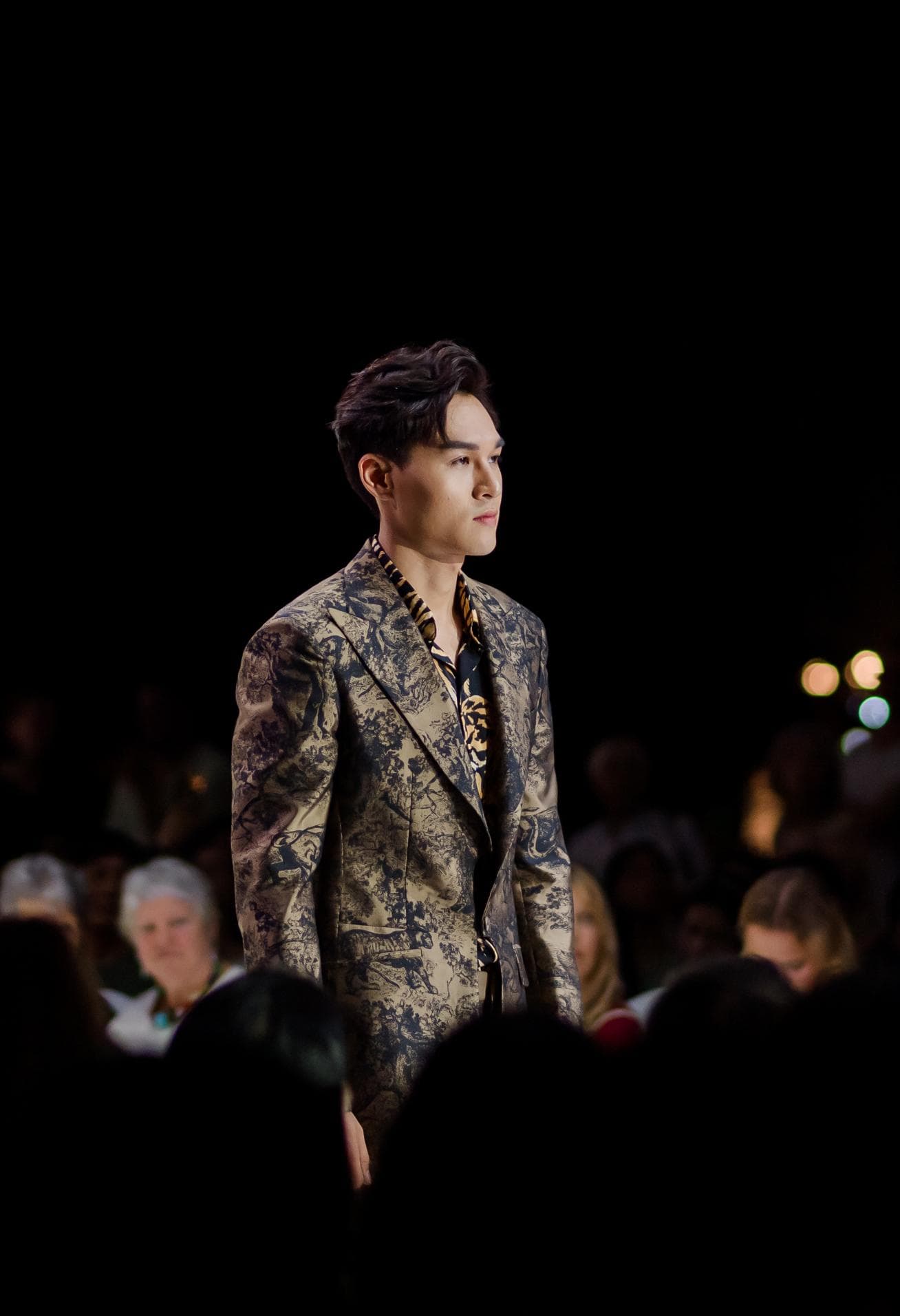 ÁO JACKET GẤM HỌA TIẾT ĐEN VÀ VÀNG ĐỒNG