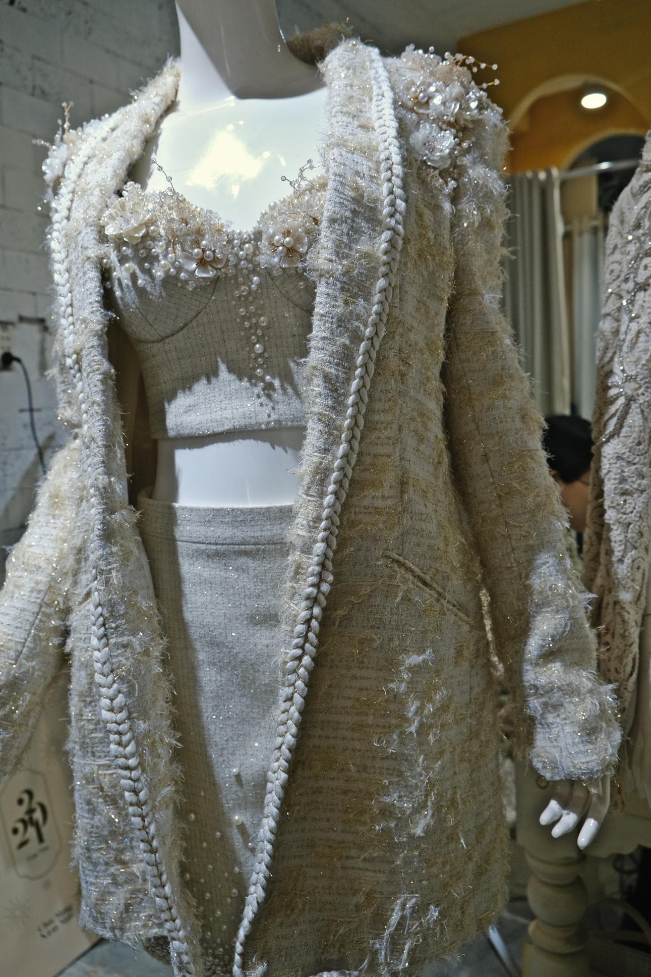 ÁO KHOÁC DÀI VẢI DẠ Ý CÓ ĐÍNH CƯỜM