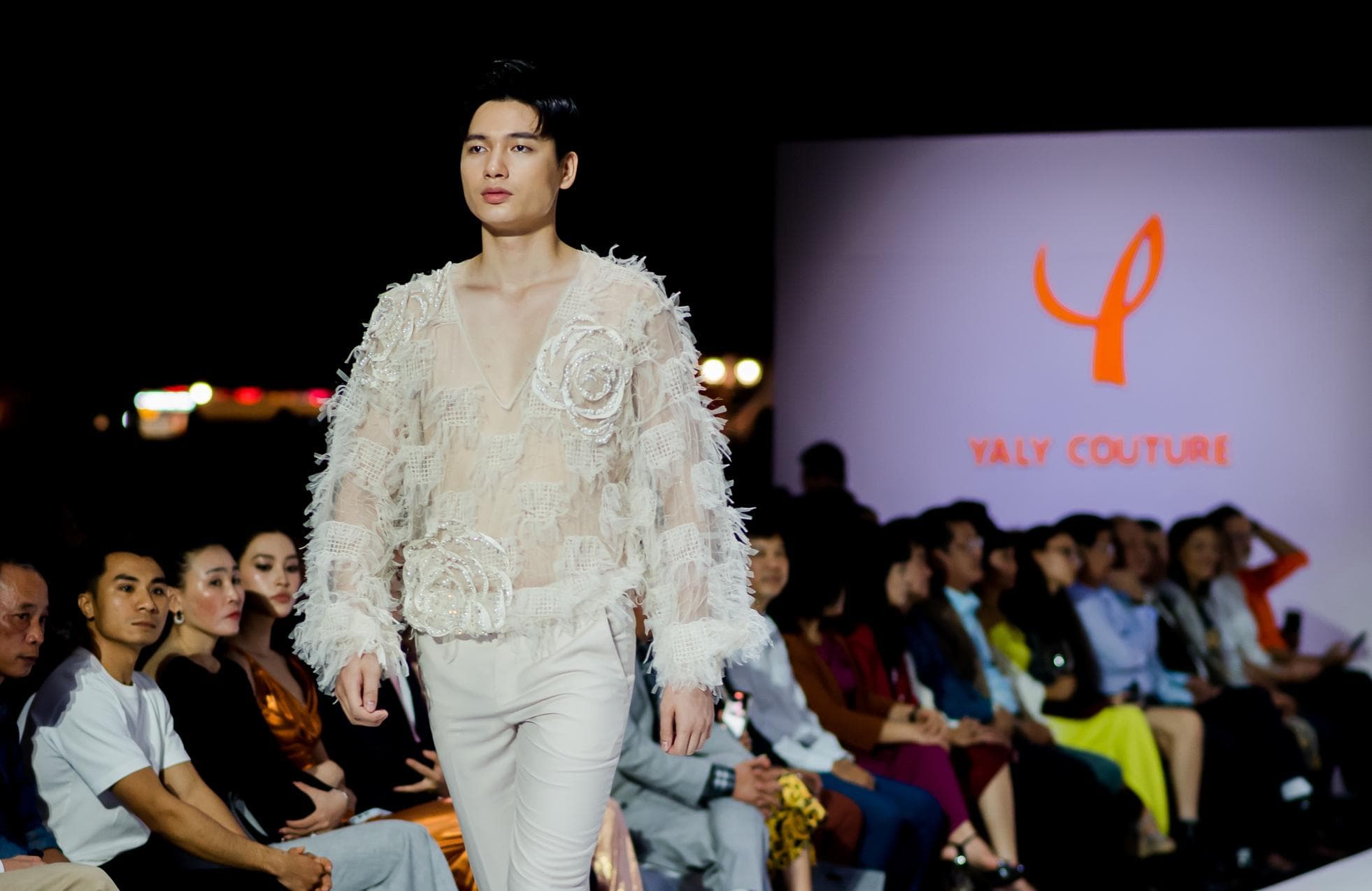 ÁO TOP REN TRẮNG KEM CÓ ĐÍNH HOA.