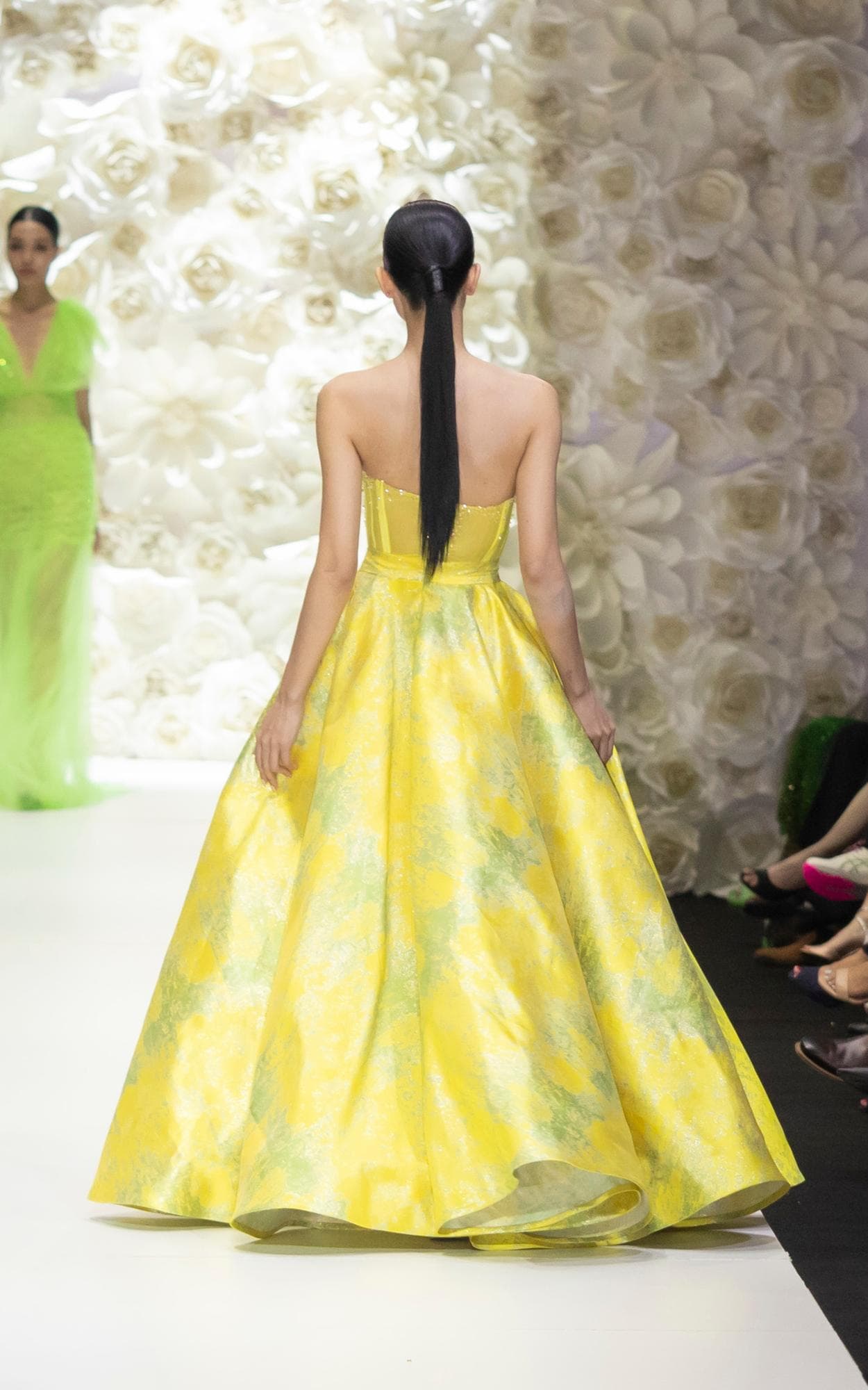 ÁO TRẦN NGỰC CÓ TRANG TRÍ CƯỜM