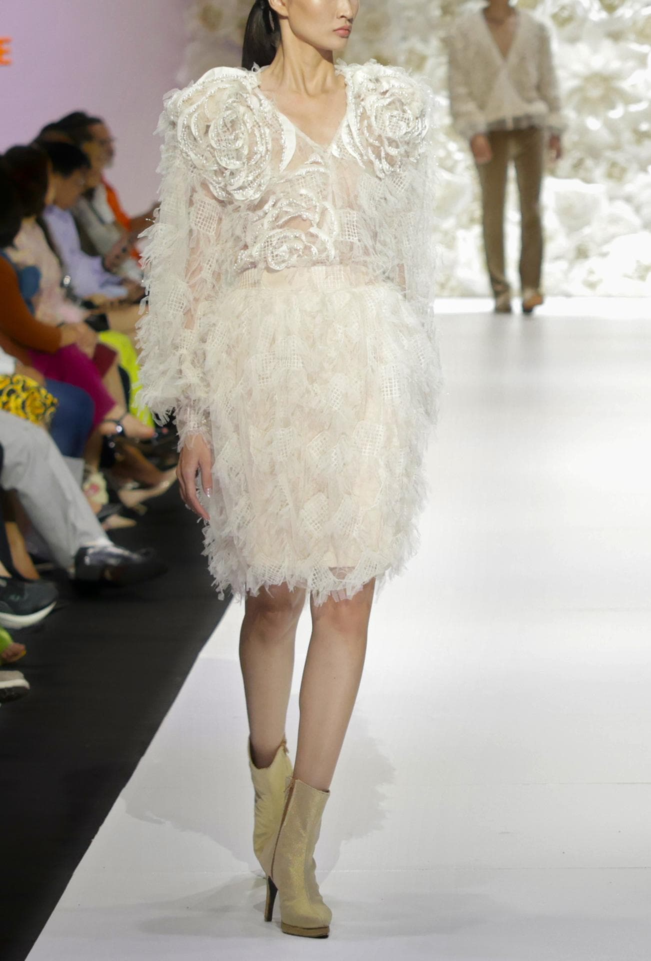 VÁY REN TRẮNG KEM