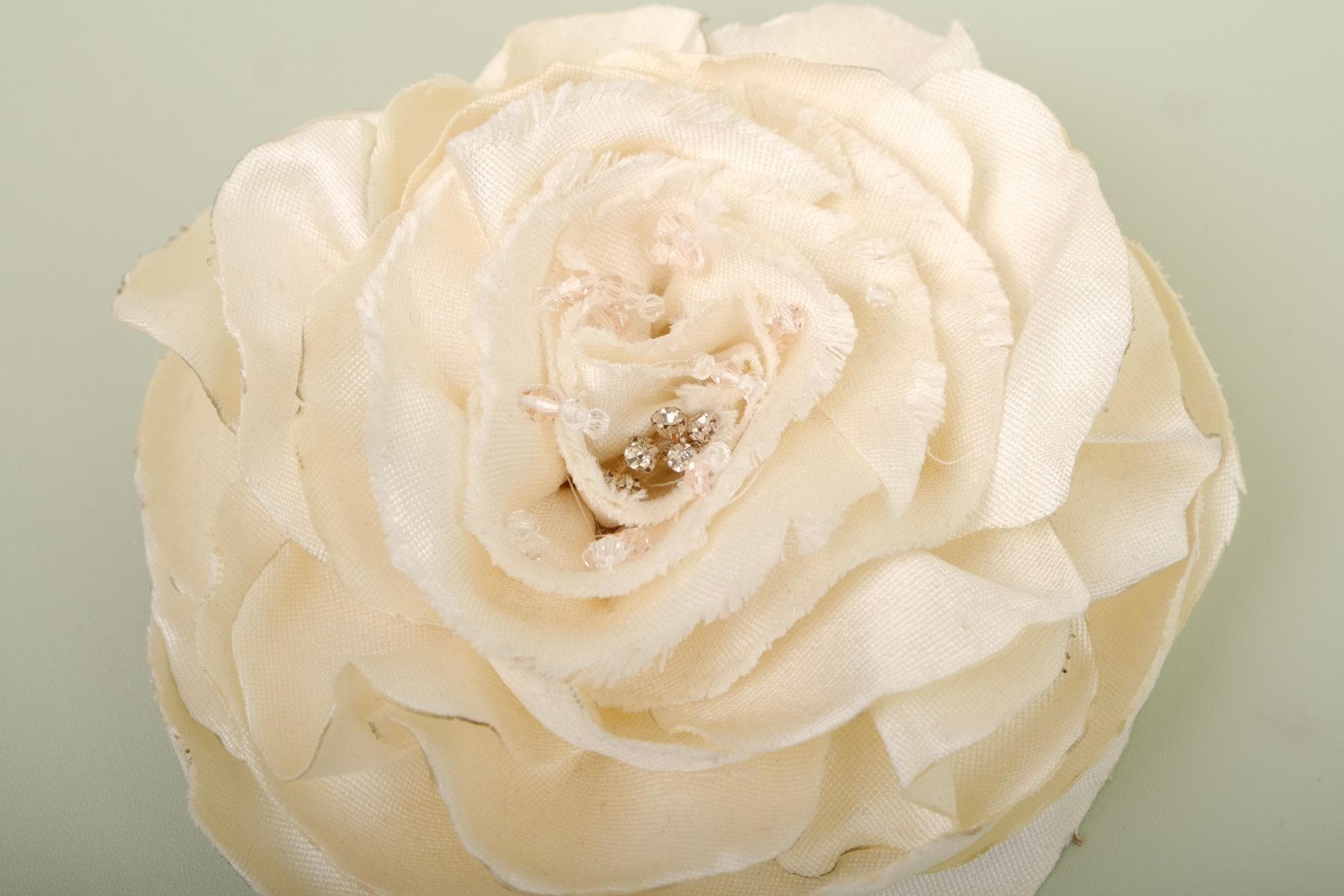 Hoa Hồng Gấm Trắng Họa Tiết Cườm