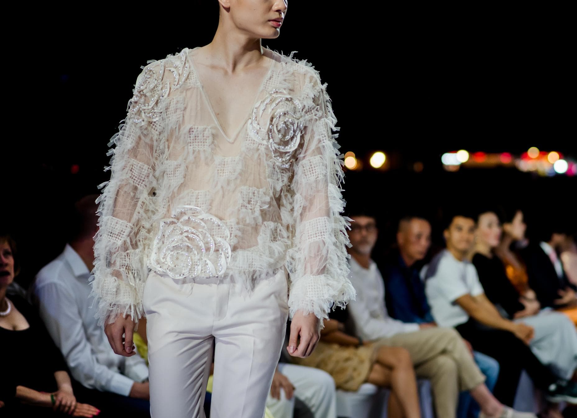 ÁO TOP REN TRẮNG KEM CÓ ĐÍNH HOA.