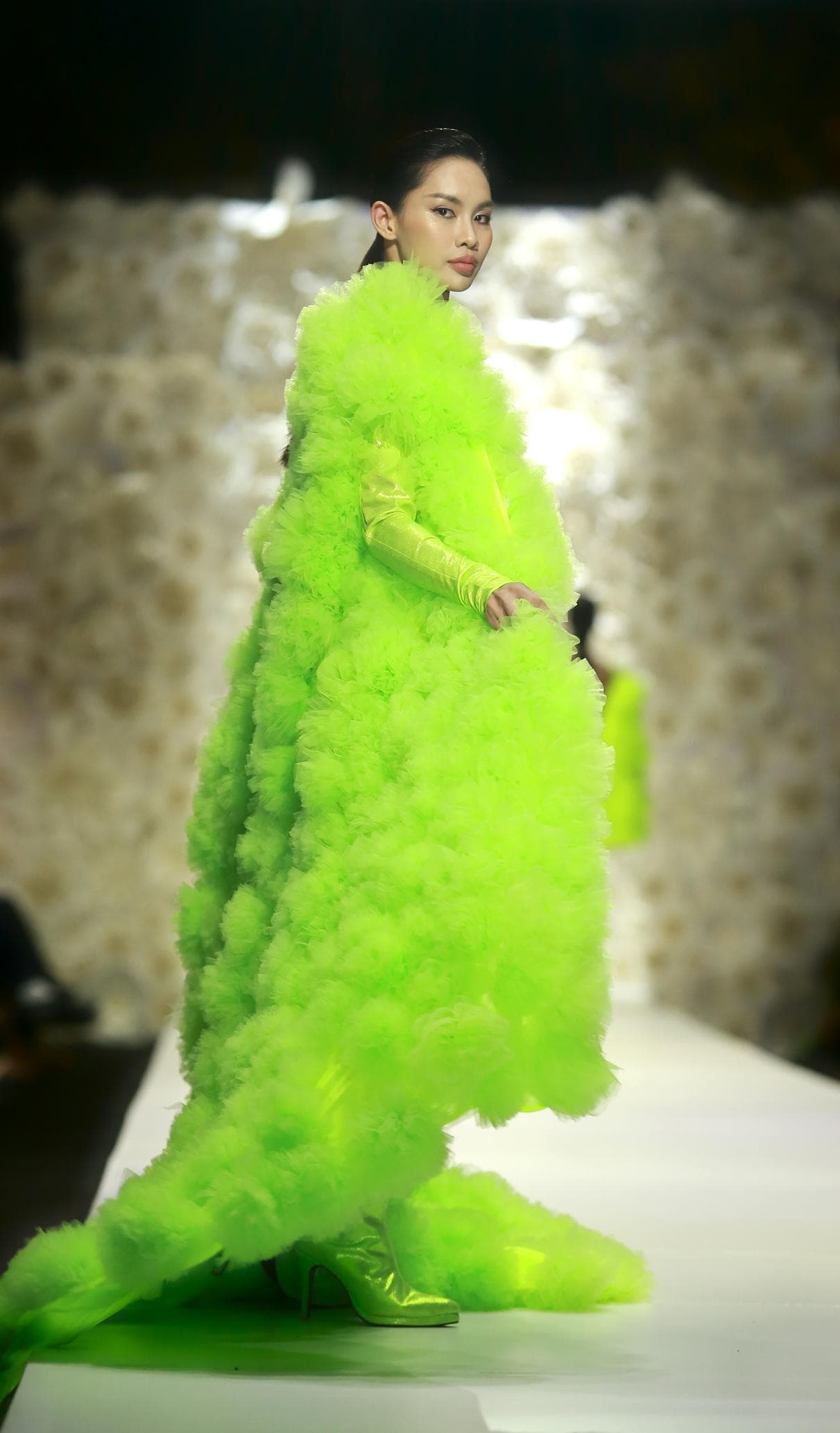 ÁO KHOÁC LƯỚI DÀI ĐÍNH HOA