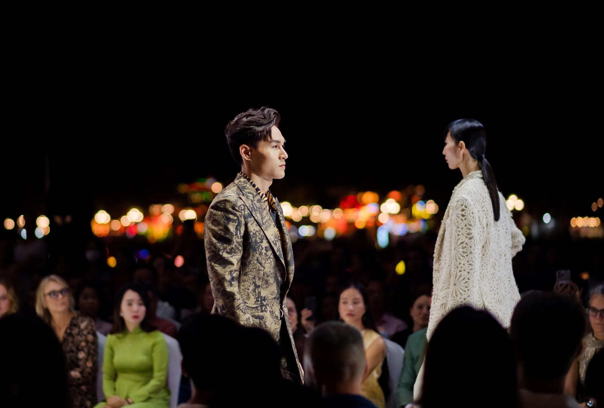 ÁO JACKET GẤM HỌA TIẾT ĐEN VÀ VÀNG ĐỒNG