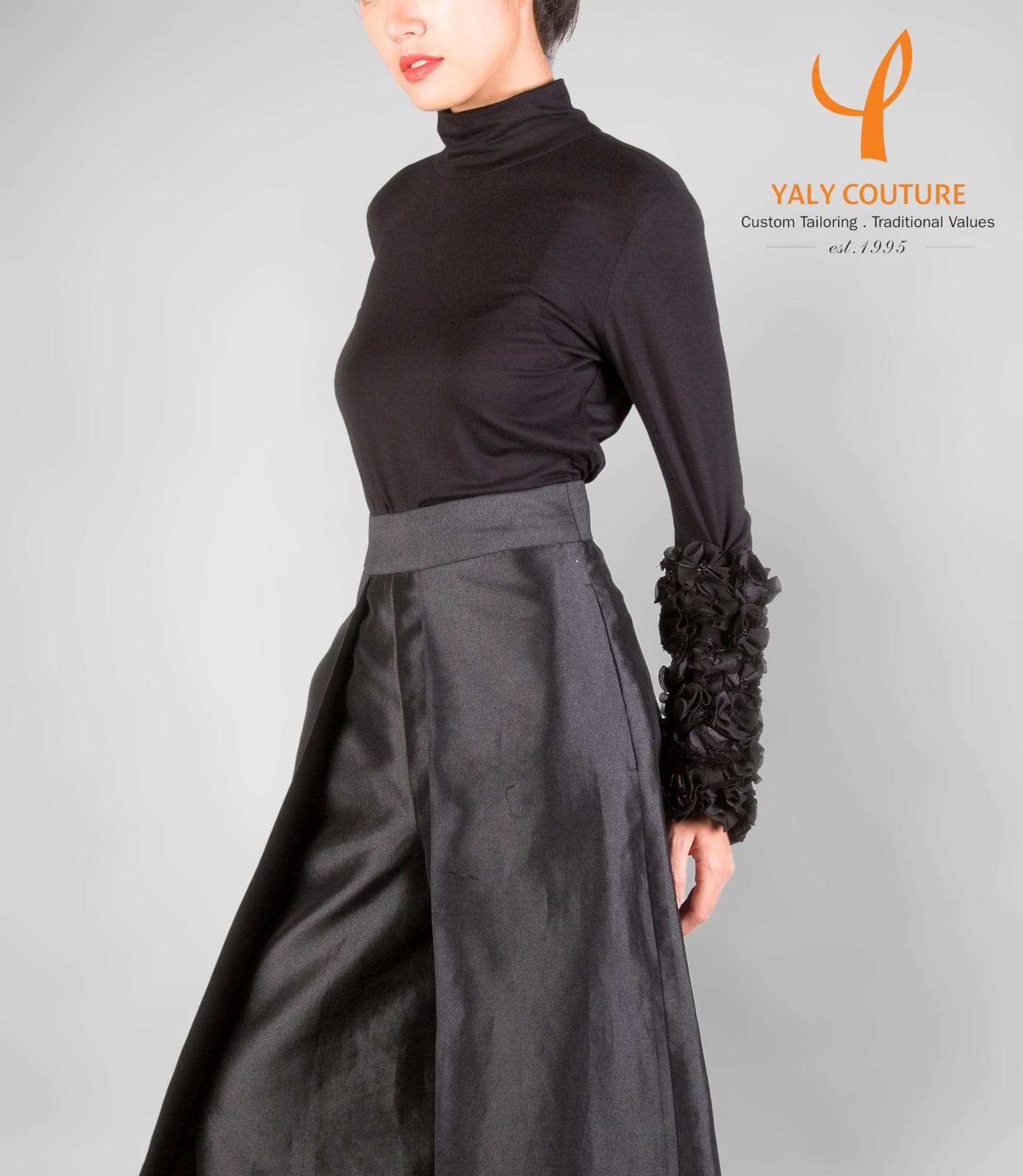 ÁO THUN TAY DÀI TRANG TRÍ HOA VÀ CƯỜM