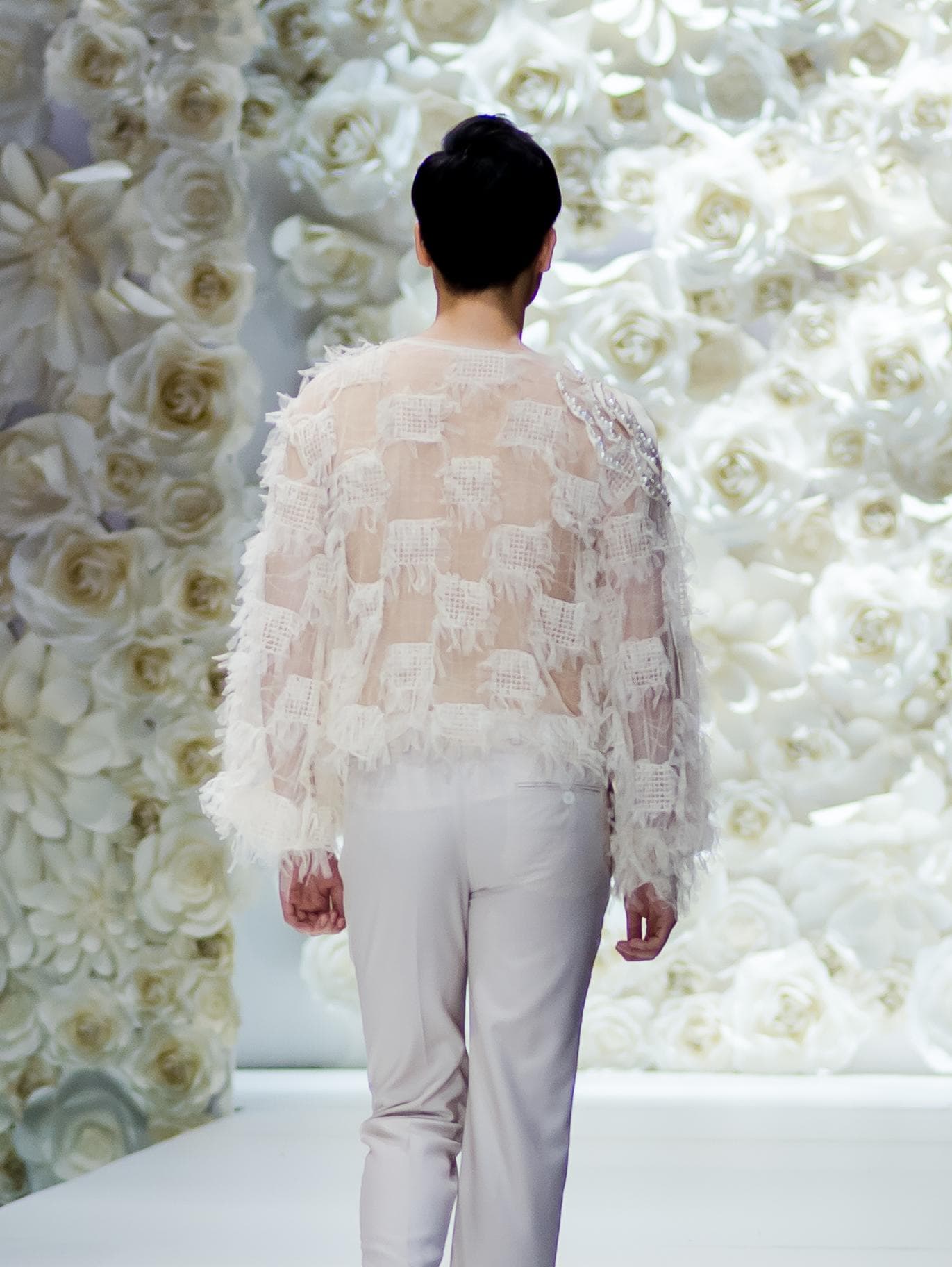 ÁO TOP REN TRẮNG KEM CÓ ĐÍNH HOA.