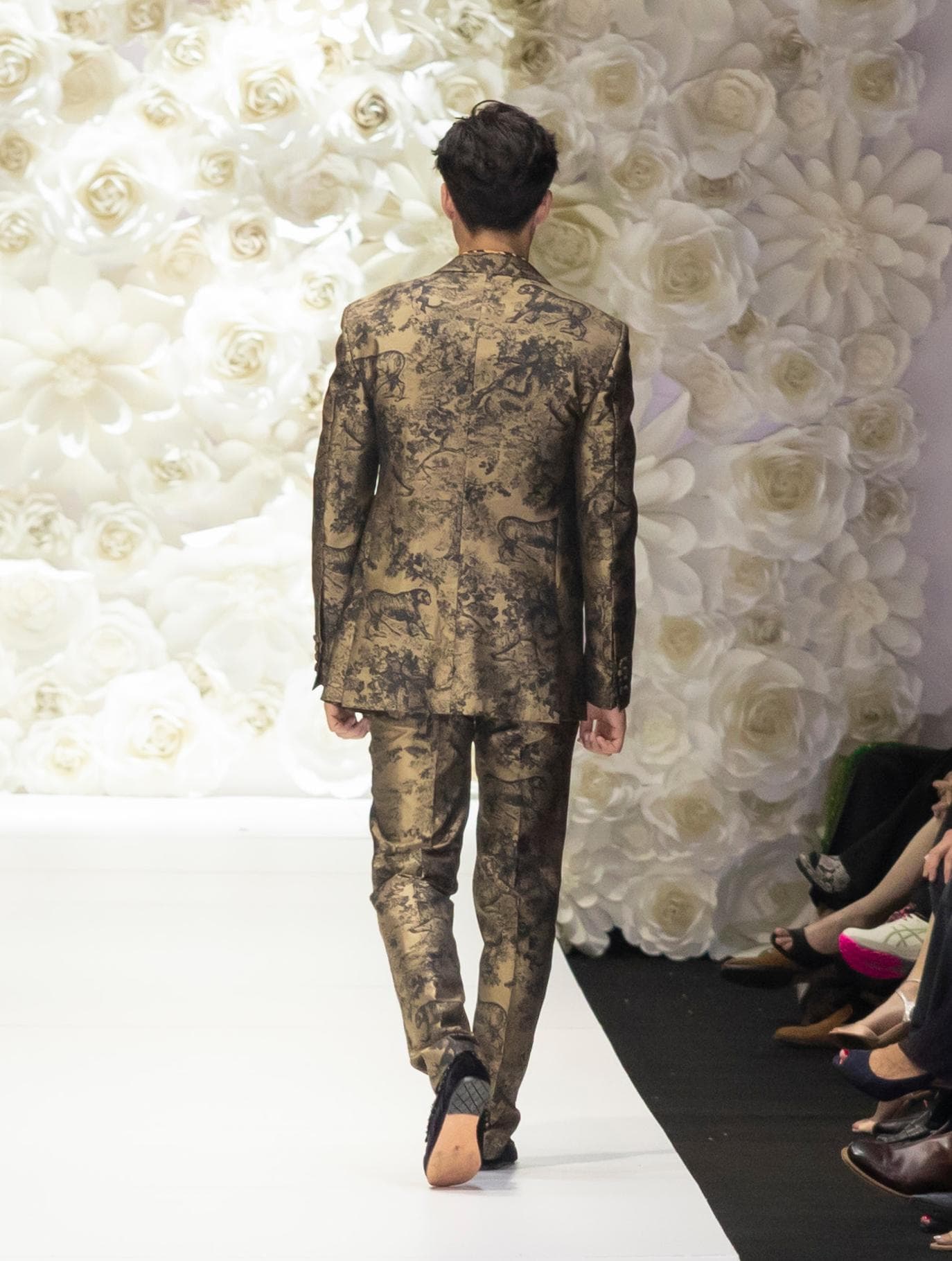 ÁO JACKET GẤM HỌA TIẾT ĐEN VÀ VÀNG ĐỒNG