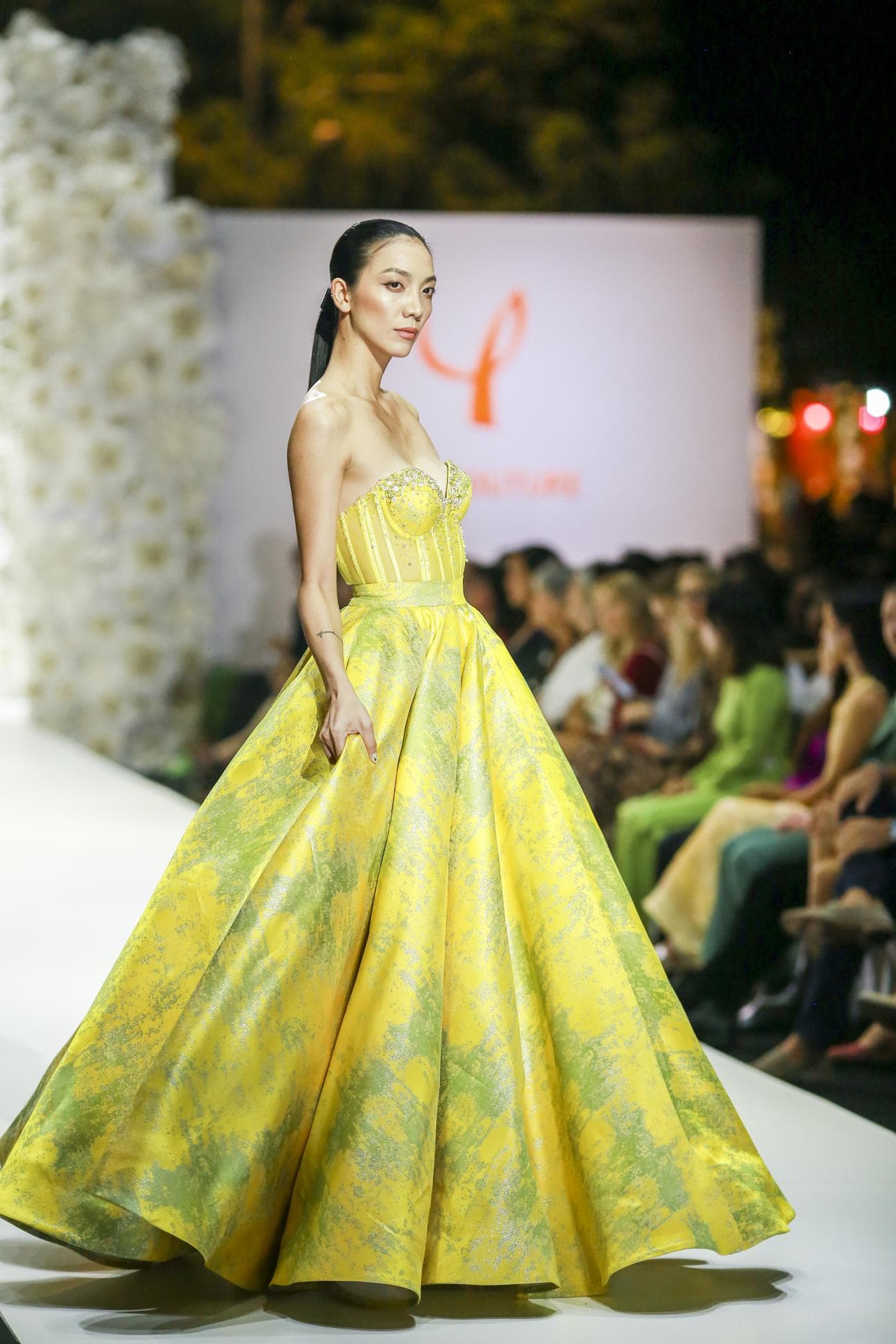 ÁO TRẦN NGỰC CÓ TRANG TRÍ CƯỜM