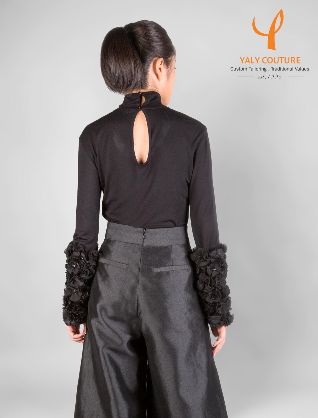 ÁO THUN TAY DÀI TRANG TRÍ HOA VÀ CƯỜM