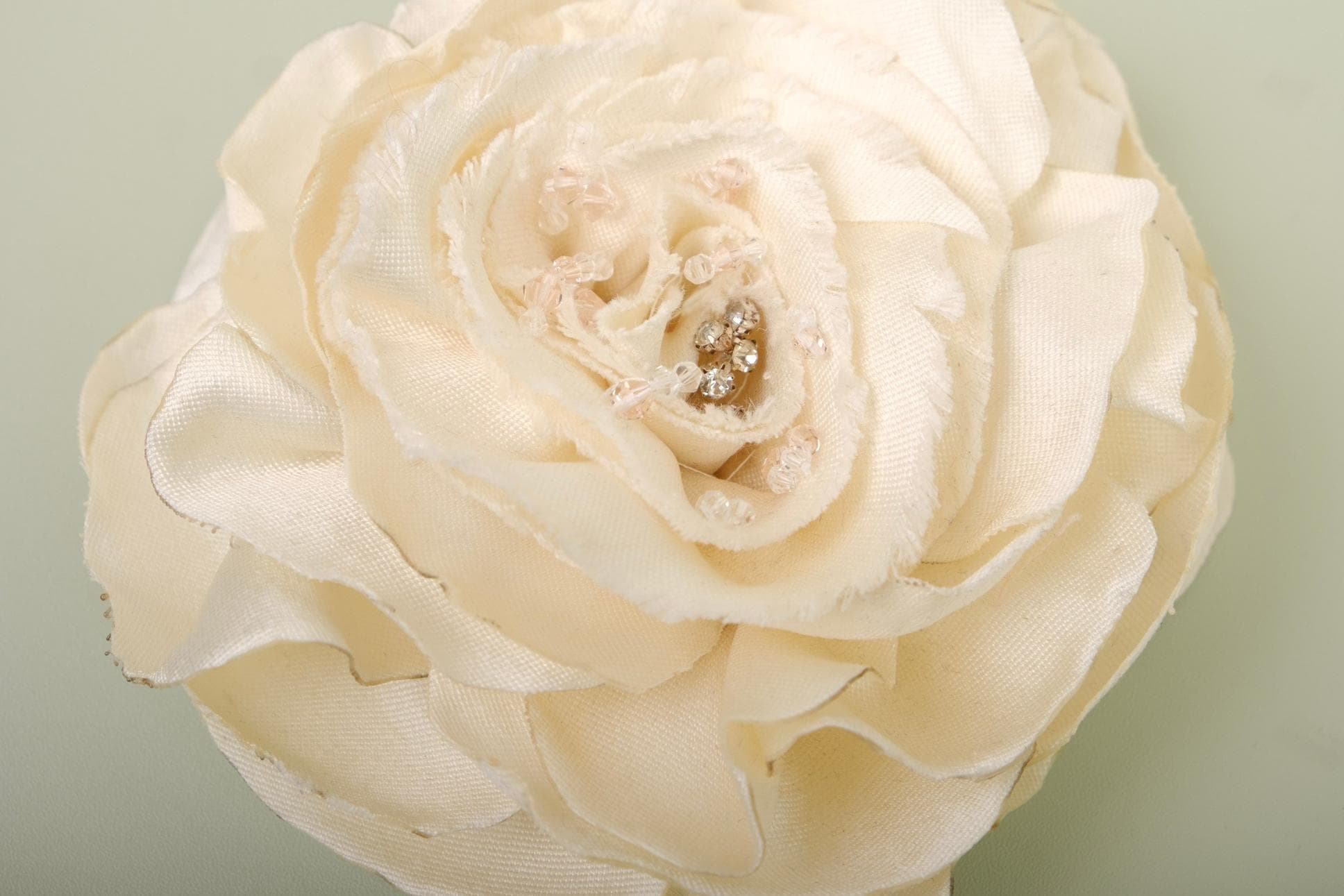 Hoa Hồng Gấm Trắng Họa Tiết Cườm