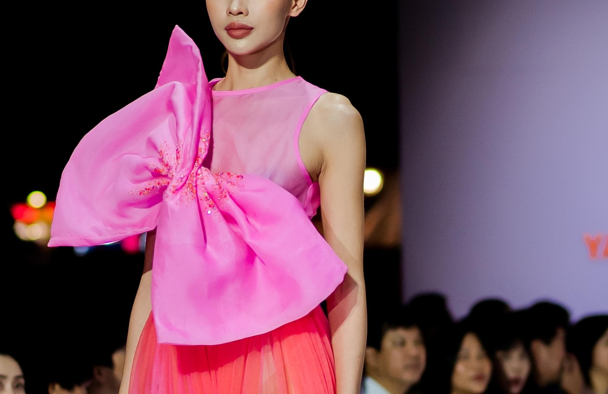 ÁO TOP VẢI ORGANZA GẮN NƠ LỚN TRƯỚC