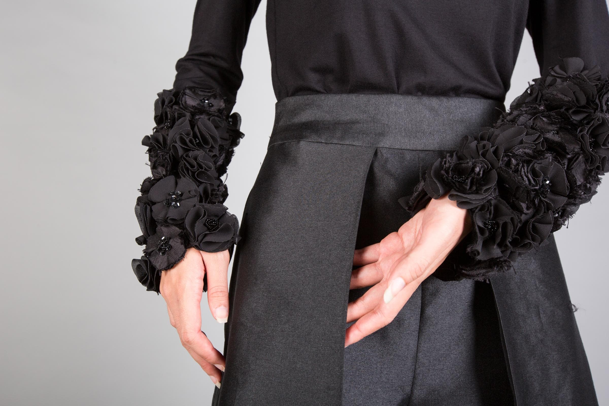 ÁO THUN TAY DÀI TRANG TRÍ HOA VÀ CƯỜM