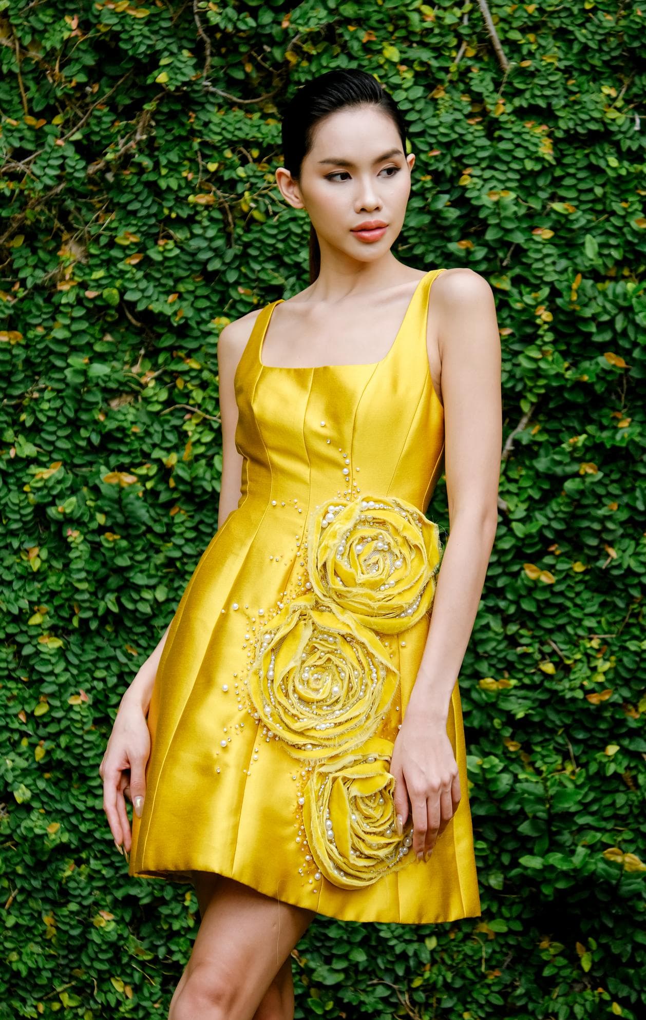 ĐẦM GẤM XÒE HỌA TIẾT HOA VÀ CƯỜM 