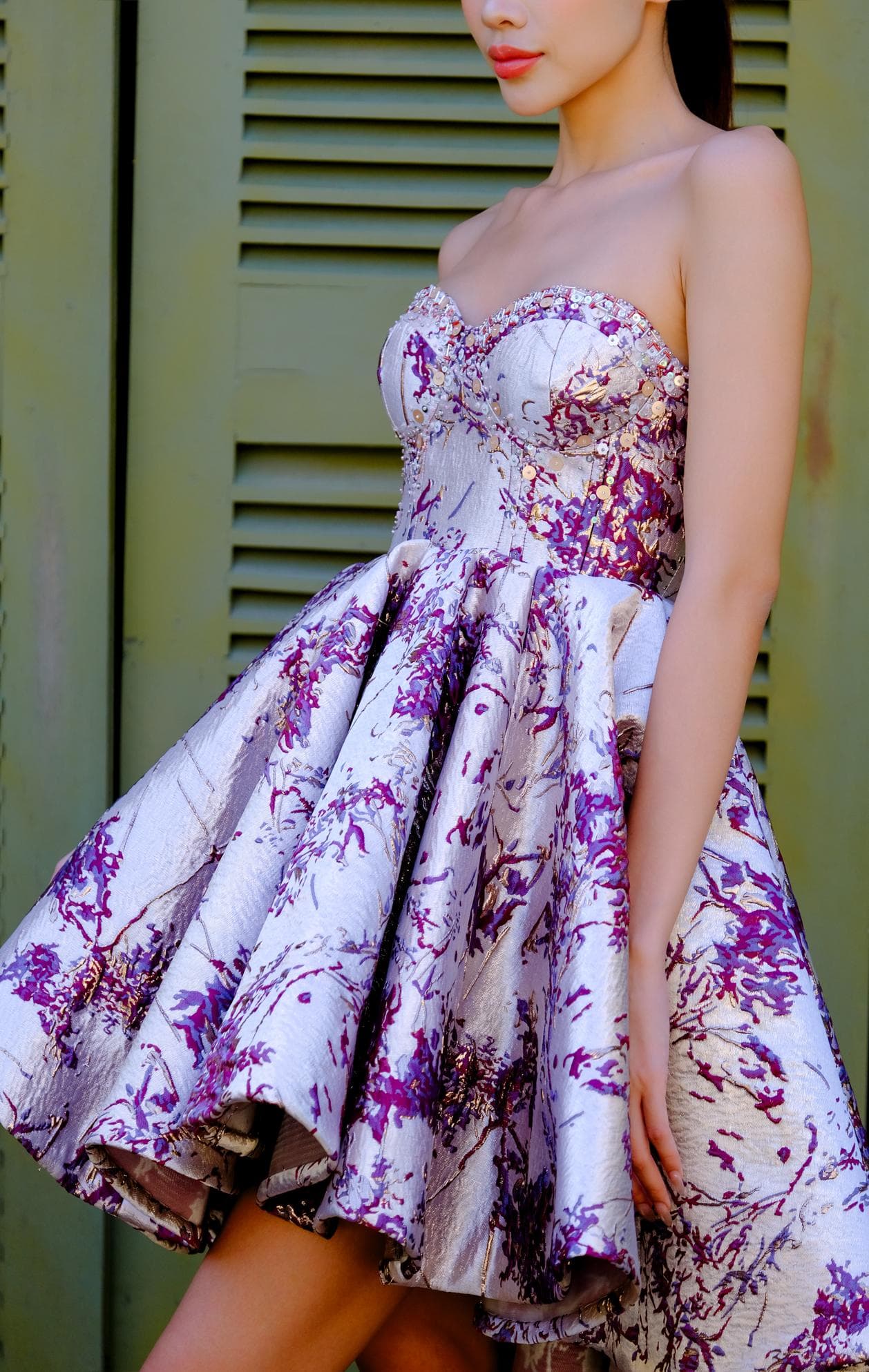 ĐẦM GẤM NGẮN CÚP NGỰC VẠT XÒE