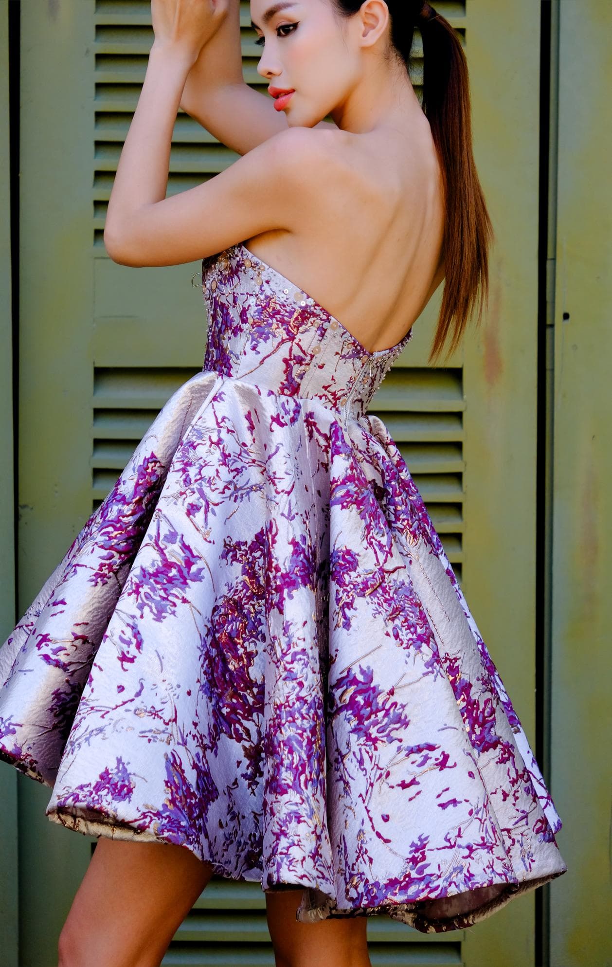 ĐẦM GẤM NGẮN CÚP NGỰC VẠT XÒE