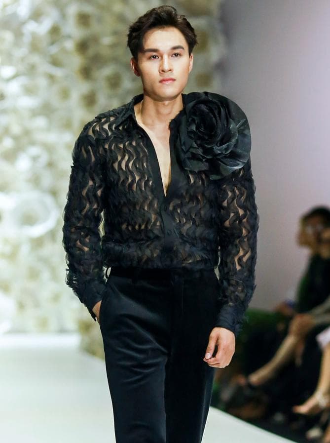 ÁO SƠ MI REN ĐEN ĐÍNH HOA Ở VAI