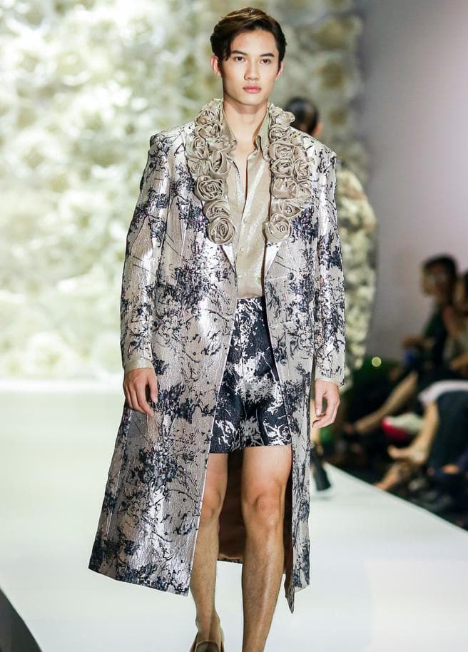 ÁO KHOÁC GẤM DÀI CÓ TRANG TRÍ HOA HỒNG